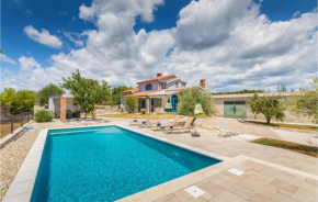 Beautiful home in Bibici with Outdoor swimming pool, WiFi and 3 Bedrooms